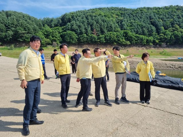 이선익 한강유역본부장이 1일 오후 4시 소양강댐 상류를 찾아 녹조 대응 준비 상황을 직접 점검하고 있다. 수자원공사 한강유역본부 제공