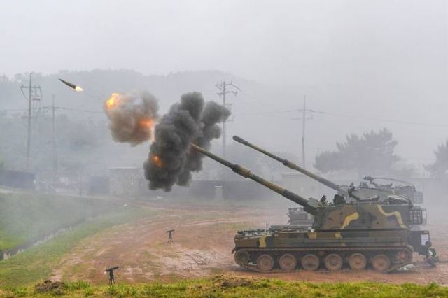 6월25일 서북도서방위사령부 해상사격훈련에서 해병대 연평부대가 K-9자주포를 사격하고 있다. 해병대사령부 제공