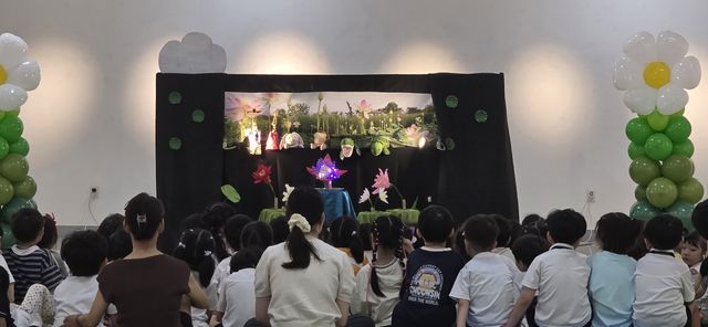 보도자료6 1일 플레이스타터 인형극 '연못 속 별, 가시연'을 아동들이 관람하고 있다