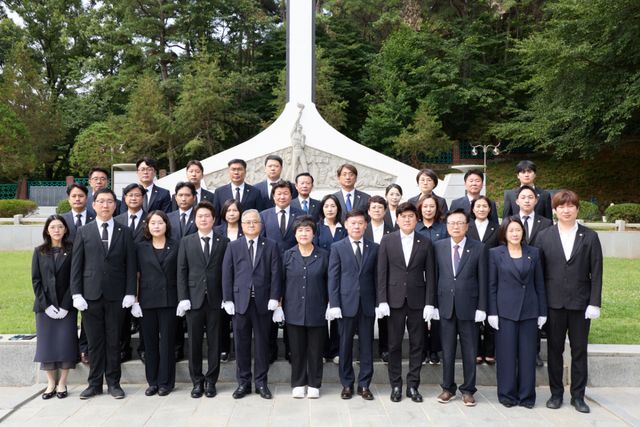 용인특례시의회(의장 장정순)는 2일 제10대 의회의 공식 출범을 알리며 용인 처인구의 현충탑을 참배했다. 용인특례시의회 제공