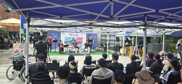 지난해 진행된 ‘거리로 나온 예술’ 현장 사진. 경기아트센터 제공