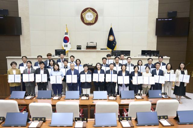 용인특례시의회 의원들이 20일 청렴 서약식을 마치고 기념촬영을 하고 있다. 용인특례시의회 제공