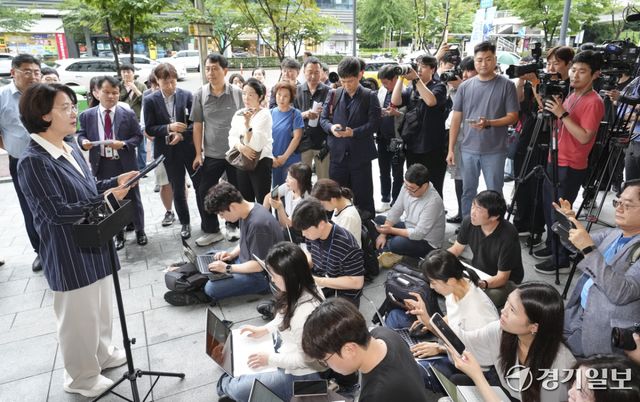추미애 경기도지사가 20일 오후 성남시 판교역 일대에서 경기 편하G버스 관련한 기자회견을 진행하고 있다. 홍기웅기자
