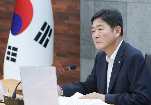 지난 15일 열린 주요업무보고회에서 조용호 오산시장이 발언을 경청하고 있다. 오산시 제공