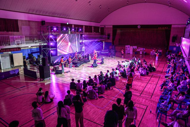 18일 포천고등학교 체육관에서 열린 ‘2026 공유학교와 함께하는 교육공동체 밴드 페스타’에서 학생 밴드가 공연을 펼치고 있다. 포천교육지원청 제공