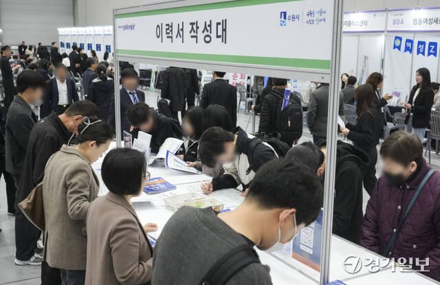 수원컨벤션센터에서 열린 '2026 수원시 일자리 박람회'에서 구직자들이 채용게시대를 살펴보며 구직활동을 하고 있다. 경기일보DB