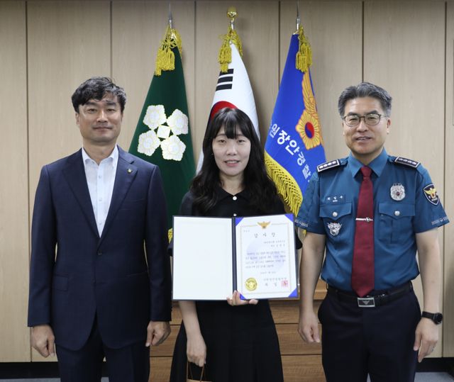 보이스피싱 피해를 막은 공로로 NH농협은행 송죽동지점(지점장 이명우·왼쪽) 소속 김정은 계장(가운데)이 수원장안경찰서로부터 감사장을 받았다. NH농협은행 경기본부 제공