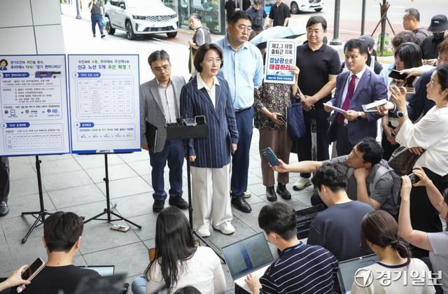 추미애 경기도지사가 20일 오후 성남시 판교역 일대에서 경기 편하G버스 관련한 기자회견을 진행하고 있다. 홍기웅기자