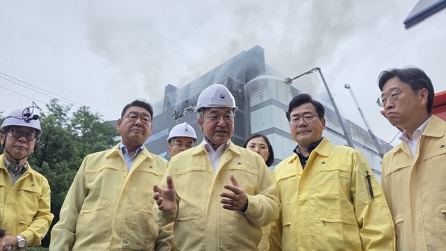 20일 오후 인천 서해구 석남동 쿠팡 물류센터 화재 현장을 찾은 윤호중 행정안전부 장관(가운데)이 진화 상황을 점검한 뒤 안전한 화재진화를 당부하고 있다. 장민재기자