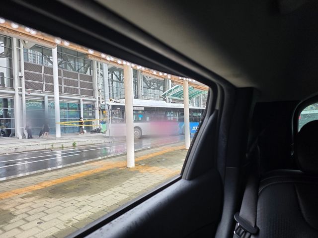 20일 KTX 광명역 인근에서 시내버스가 인도로 돌진했다. 연합뉴스