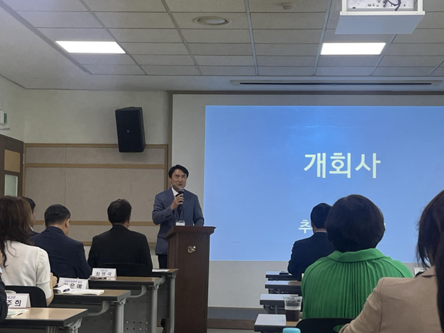 인성교육실천교원연합 추치엽 위원장이 ‘2026 미래 인성교육 인성공감포럼 및 워크숍’에서 인사말을 하고 있다. 인성교육실천교원연합 제공