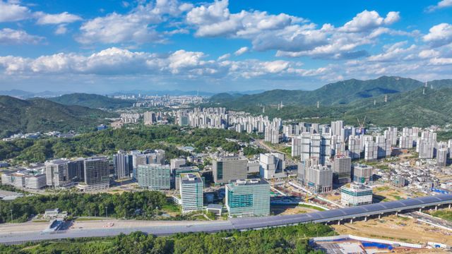 IT·최첨단 기업들이 입주한 과천지식정보타운 전경. 과천시 제공