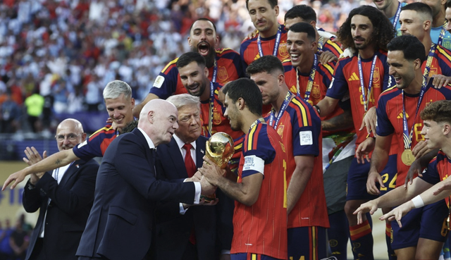 우승컵 전달하는 트럼프 대통령과 인판티노 FIFA 회장. 로이터=연합뉴스