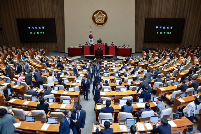 국민의힘 윤상현 의원이 20일 국회에서 열린 7월 임시국회 제1차 본회의에서 윤석열·김건희에 의한 내란·외환 및 국정농단 행위의 진상규명을 위한 특별검사 임명 등에 관한 법률 일부개정법률안에 대해 필리버스터(무제한 토론을 통한 합법적인 의사진행 방해)를 시작하고 있다. 더불어민주당 의원들이 본회의장에서 퇴장하고 있다. 연합뉴스