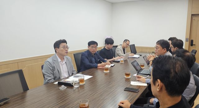 20일 최원용 평택시장이 평택시청 대외협력실에서 열린 사단법인 평택신문방송언론인클럽 기자간담회에서 질문에 답하고 있다. 사단법인 평택신문방송언론인클럽 제공