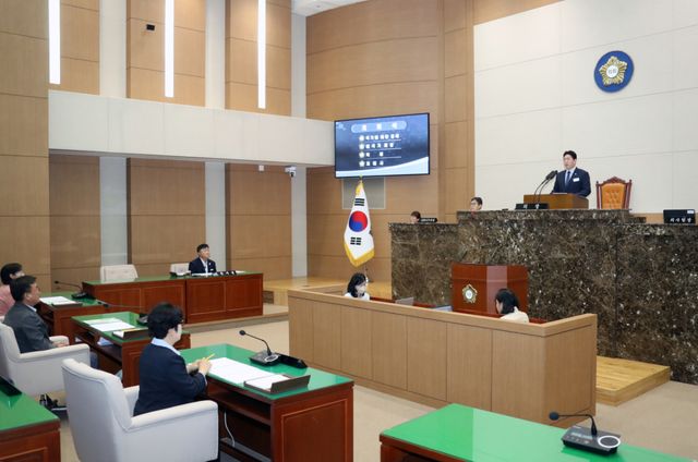이천시의회 조주환 의장이 제263회 임시회 개회를 선언하고 있다. 이천시의회 제공