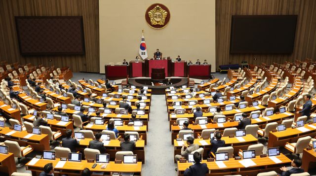 20일 국회가 본회의를 열고 2차 종합특검 수사기간을 연장하는 ‘종합특검법 개정안’을 상정했다. 연합뉴스