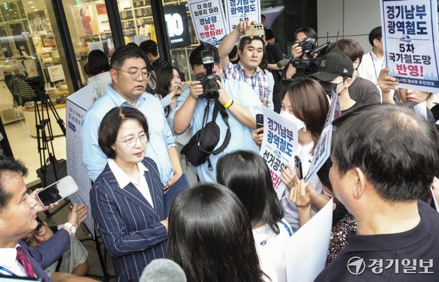 추미애 경기도지사가 20일 오후 성남시 판교역 일대에서 경기 편하G버스 관련한 기자회견을 진행하고 있다. 홍기웅기자