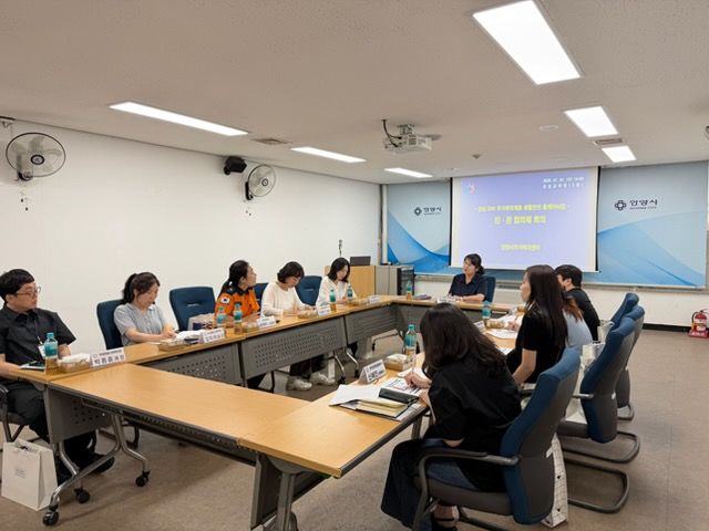 안양시와 안양소방서, 지역 복지관·장애인복지관·노인복지관 관계자들로 구성된 민관협의체가 지난 1일 안양시청 3층 상설교육장에서 ‘안심 ON! 주거취약계층 생활안전 홈케어 사업’ 추진 회의를 열고 있다. 안양시 제공