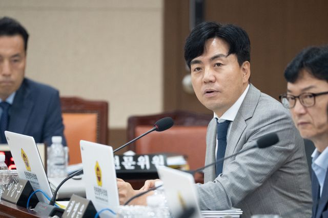 20일 열린 제312회 인천시의회 임시회 산업경제위원회 1차 회의에서 이강구 시의원(국민의힘·연수5)가 인천지역사랑상품권(인천e음) 관련 질의하고 있다. 시의회 제공