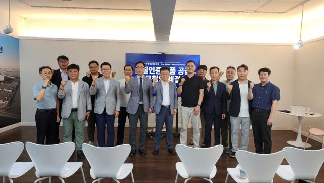 한국중고차수출산업협회와 자동차품질인증부품협회, 자동차부품생산자협동조합 관계자들이 최근 인천 연수구 중고차수출협회 사무실에서 ‘중고차 수출 활성화를 위한 품질인증부품 공급 업무협약’을 한 뒤 기념사진을 촬영하고 있다. 중고차수출협회 제공
