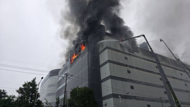 20일 오전 인천 서해구 석남동 쿠팡32물류센터. 18일 오전 난 불이 3일째 이어지고 있다. 경기일보 DB