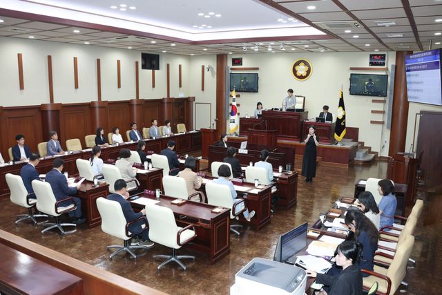 광명시의회가 21일 제301회 임시회 제1차 본회의를 열고 8일간의 일정에 들어갔다. 광명시의회 제공