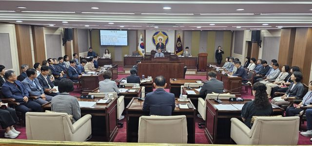 서과석 포천시의회 의장이 21일 시의회 본회의장에서 열린 제194회 임시회 제1차 본회의에서 개회사를 하고 있다. 손지영 기자