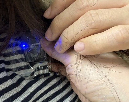 응시자가 송수신기를 착용한 모습. 연합뉴스