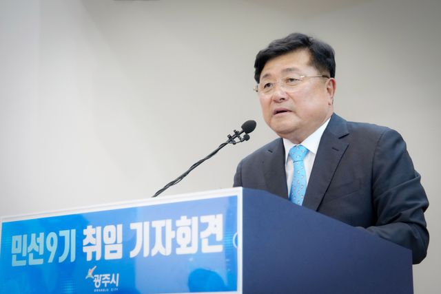 박관열 광주시장이 21일 오전 광주시청 순암홀에서 열린 취임 기자회견에서 기자들의 질문에 답하고 있다. 광주시 제공