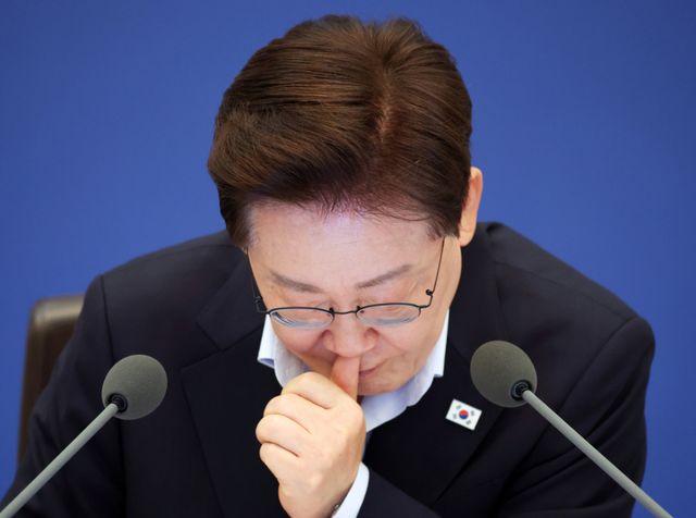이재명 대통령이 21일 청와대에서 열린 국무회의에서 참석자 발언을 듣고 있다. 연합뉴스
