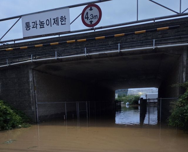 인천 남동구 운연동 457의1 고속도로 하부 도로가 침수됐다. 인천시 제공