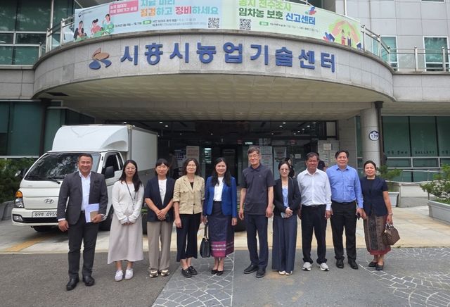 16일 시흥시 농업기술센터와 라오스 노동사회복지부 관계자들이 만나 근로자 관련 간담회를 하고 있다. 시흥시 제공