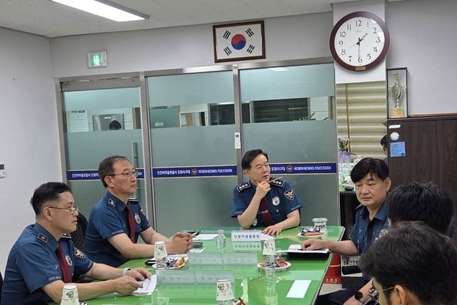 한창훈 인천경찰청장이 21일 인천미추홀경찰서 도화지구대를 찾아 지역 치안현황 등을 점검하고 있다. 인천경찰청 제공