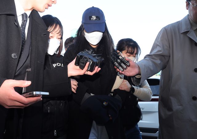 세 살 딸을 학대해 숨지게 한 30대 친모가 3월 19일 오전 안산시 수원지방법원 안산지원에서 열린 구속 전 피의자 심문(영장실질심사)에 출석하고 있는 모습. 경기일보DB