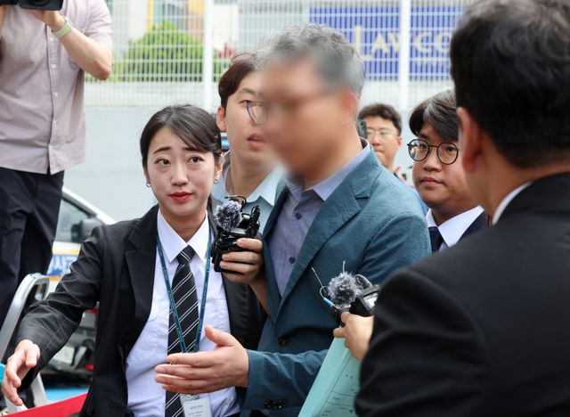 장윤기 사건에 대해 살인과 성범죄 사건을 분리 수사하도록 지시한 협의를 받는 전남광주통합특별시 광산경찰서 형사과장 A 경정이 21일 구속 전 피의자 심문(영장 실질 심사)을 받기 위해 동구 지산동 광주지방법원에 출석하고 있다. 연합뉴스