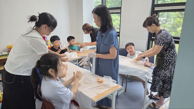 광주시는 22일 지역사회에서 발달 지원 서비스를 이용하는 아동을 대상으로 ‘아토피 예방 일일 강좌’를 운영했다. 광주시 제공
