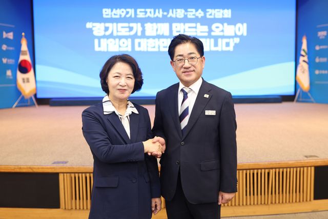 추미애 경기도지사(왼쪽)와 이기형 김포시장이 김포시 3대 현안사업인 5호선·인천2호선·일산대교 통행료 전면 무료화 협력을 다짐하며 악수를 하고 있다. 김포시 제공