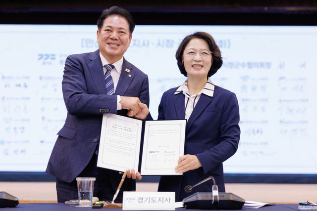 22일 오전 경기도경제과학진흥원에서 열린 민선 9기 도지사-시장·군수 간담회에서 최대호 안양시장(왼쪽)과 추미애 경기도지사(오른쪽)가 악수하고 있다. 안양시 제공