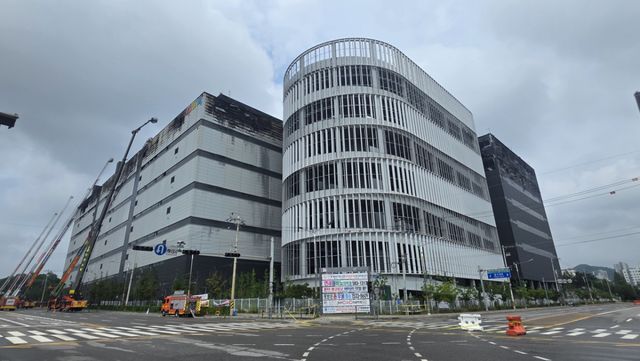 22일 오후 인천 서해구 쿠팡 제32물류센터 화재 현장에서 소방당국이 완전 진압을 위해 건물 외부에 고가·굴절차 등 장비를 배치한 채 잔불 진화 작업을 이어가고 있다. 장민재기자