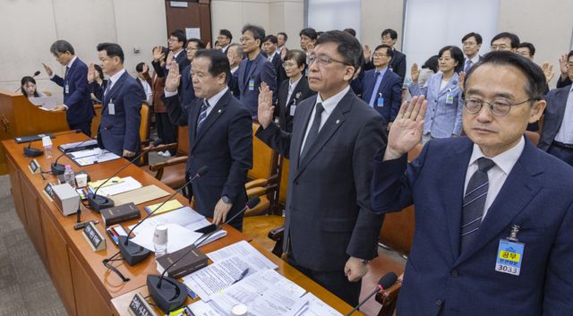 노태악 전 중앙선거관리위원장(왼쪽 첫 번째)을 비롯한 증인들이 22일 국회에서 열린 ‘제9회 전국동시지방선거 투표용지 부족 사태 등 국민 참정권 침해 진상규명 및 선거관리 개혁을 위한 국정조사 특별위원회’ 제2차 청문회에 출석해 증인 선서하고 있다. 연합뉴스