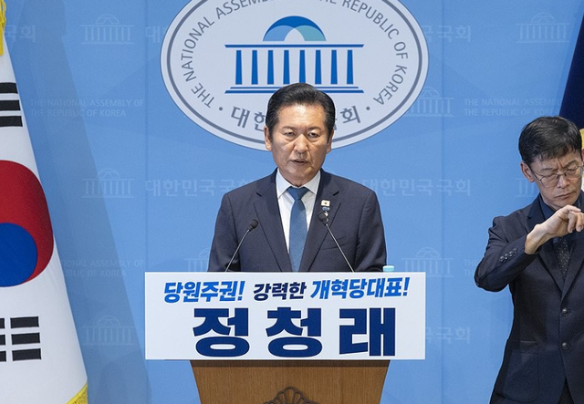 더불어민주당 정청래 전 대표가 13일 국회 소통관에서 8·17 전당대회에 당 대표 후보 출마 기자회견을 하고 있다. 연합뉴스