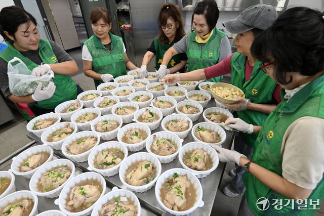 대서를 하루 앞둔 22일 오전 수원특례시 장안구 영화동행정복지센터에서 영화동 새마을부녀회 회원들이 관내 취약계층에게 전달할 삼계탕을 준비하고 있다. 김시범기자