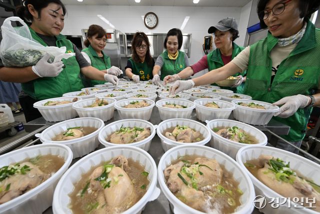대서를 하루 앞둔 22일 오전 수원특례시 장안구 영화동행정복지센터에서 영화동 새마을부녀회 회원들이 관내 취약계층에게 전달할 삼계탕을 준비하고 있다. 김시범기자