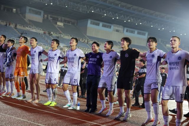 FC안양 선수들이 22일 오후 7시30분 부천종합운동장에서 열린 하나은행 K리그1 2026 19라운드 부천과 원정 경기에서 승리 후 기뻐하고 있다. 한국프로축구연맹 제공