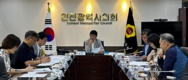 인천경제정의실천시민연합이 박종혁 인천시의회 의장을 만나 인천시 금고 지정 과정에 대해 논의했다. 인천경실련 제공