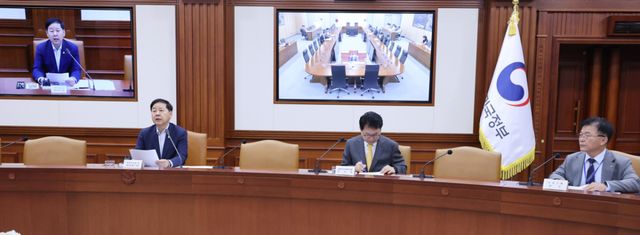 구윤철 부총리 겸 재정경제부 장관이 22일 서울 종로구 정부서울청사에서 열린 비상경제본부 회의 겸 경제·산업경쟁력 강화 관계장관회의에서 발언하고 있다. 연합뉴스