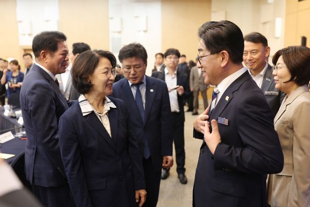 추미애 경기도지사(왼쪽)와 이기형 김포시장이 김포시 현안 사업과 관련해 담소를 나누고 있다. 김포시 제공