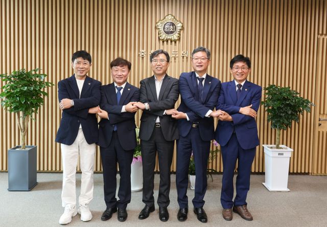 남종섭 경기도의회 의장(왼쪽에서 두번째)이 충북도의회를 찾아 타 광역의회 의장들과 지방의회법 제정을 위해 힘을 모으기로 한 뒤 기념촬영을 하고 있다. 경기도의회 제공.
