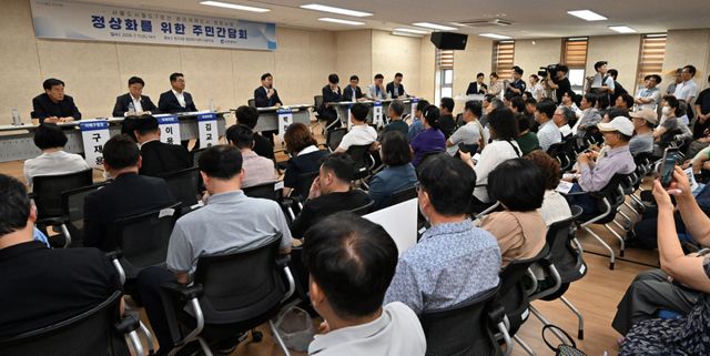 박찬대 인천시장이 지난 11일 청라3동 행정복지센터에서 열린 '서울7호선 청라연장 관련 주민간담회'에서 질의응답을 하고 있다. 시 제공